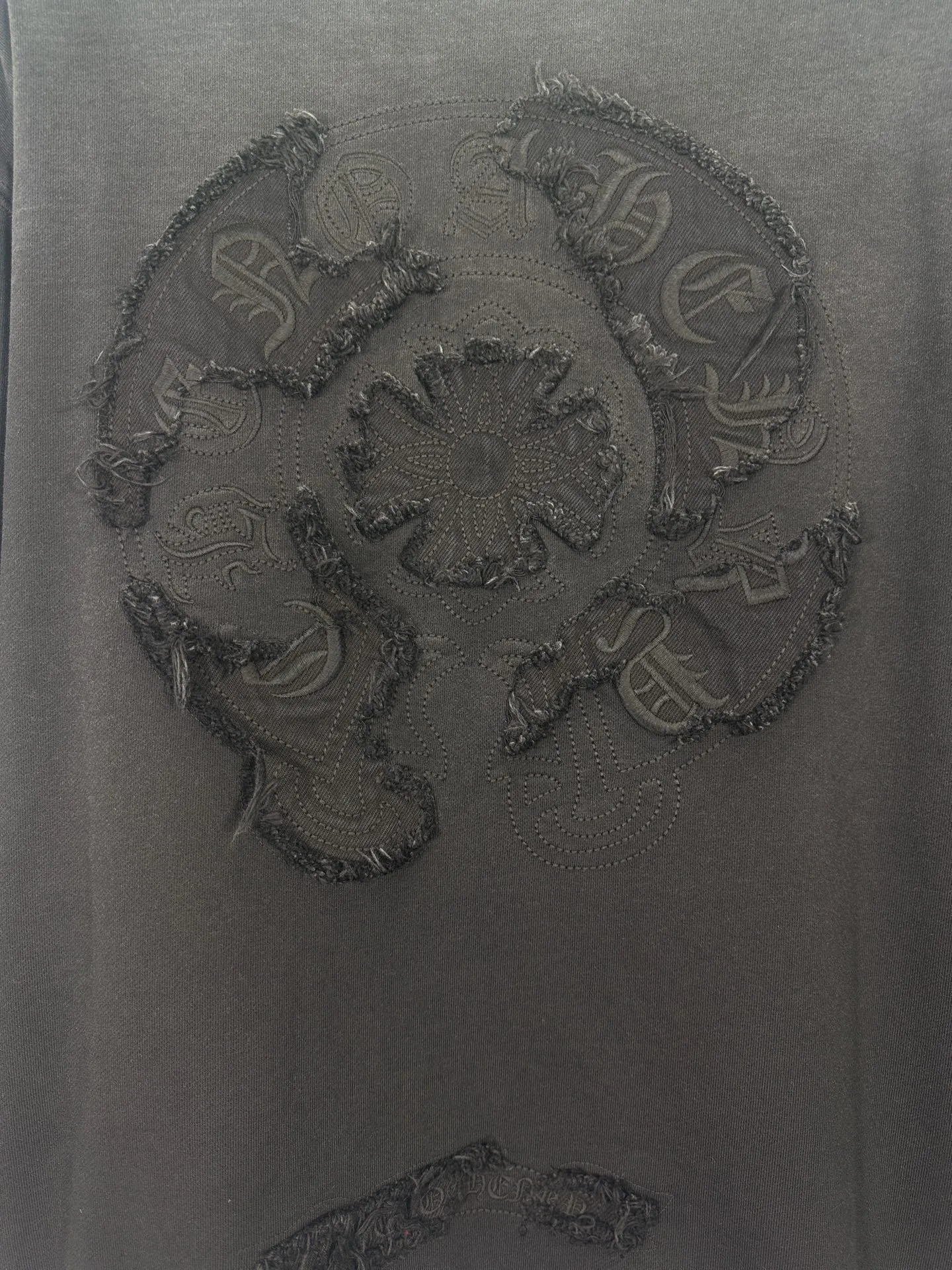 P260 top version, real shot without P, ​​different from market currency) 𝗖𝗵𝗿𝗼𝗺𝗲 𝗛𝗲𝗮𝗿𝘁𝘀/Cro Heart 2025 washed patch embroidery autumn and winter new original single counter American laser burnt 3D three-dimensional color embroidered couple casual sweatshirt 👑The highest version! Customized fabric 430g tripe terry fabric! American acid-washed and distressed original fabric laser burnt ✟appliqué embroidery and exquisite embroidery of letters! The best-selling model in the counter, very comfortable to wear. Accessories: original molded and authenticated collar label➕100% silk wash label. Genuine purchase-grade original hangtag➕matching hanging rope➕3D hanging beads➕original packaging bag. Craftsmanship: The original version has consistent wiring! The highest version of the armhole matching technique! Color: Red Black Size: S M L XL Style No.: 9308